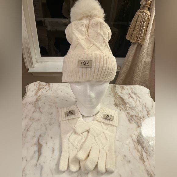 UGG CREAM BEANIE GLOVE SET NWT - Picture 9 of 12